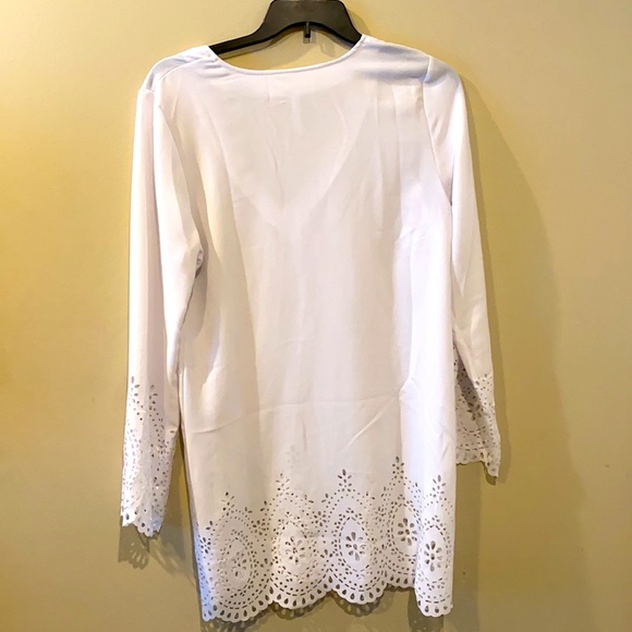 White Kenneth Cole V Neck Tunic laser cut detail l - Picture 2 of 6